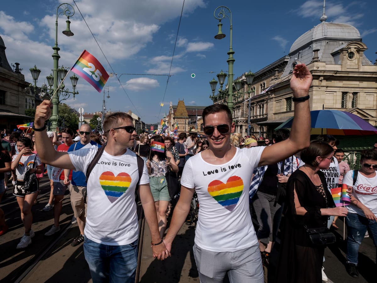 Miles de personas se manifiestan en Hungría a favor de los derechos LGBT+
