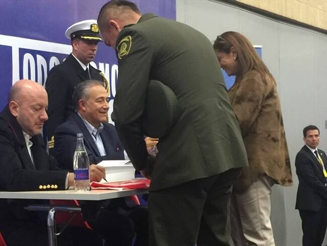Julio Sánchez Cristo presenta 'El general de las mil batallas' junto al general Naranjo. Foto: La W