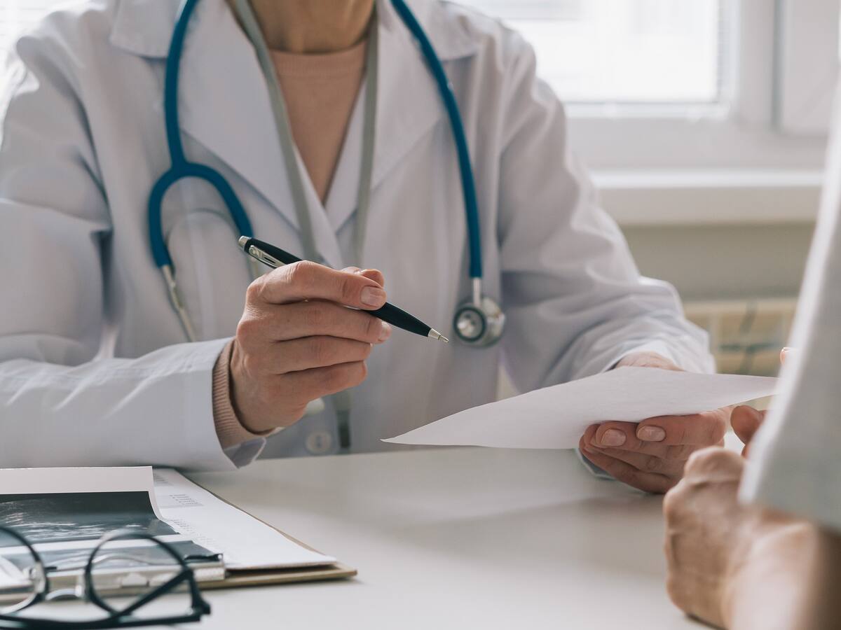 Reforma a la salud: médicos cuestionan artículo que obliga a resolver casos de pacientes