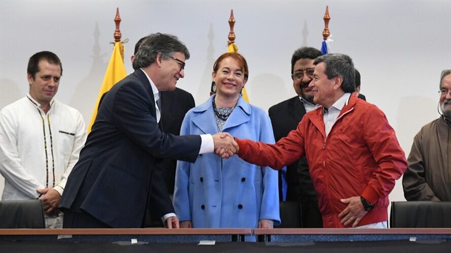 Gustavo Bell y Pablo Beltran ex líderes de las delegaciones de paz del ELn y el Gobierno en la mesa de diálogo. Foto: Colprensa