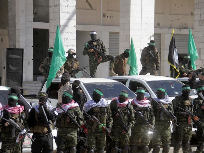 Gaza City (-), 25/01/2025.- Hamas militants gather in the center of Gaza City ahead of the release of four Israeli hostages in the Gaza Strip, 25 January 2025. The four Israeli hostage soldiers Liri Albag, Naama Levy, Karina Ariev, and Daniella Gilboa, were taken hostage from an intelligence outpost near the Israeli Gaza border during the Hamas-led attack on 07 October 2023. Israel and Hamas implemented the first phase of a hostage release and ceasefire deal on 19 January 2025. EFE/EPA/STRINGER
