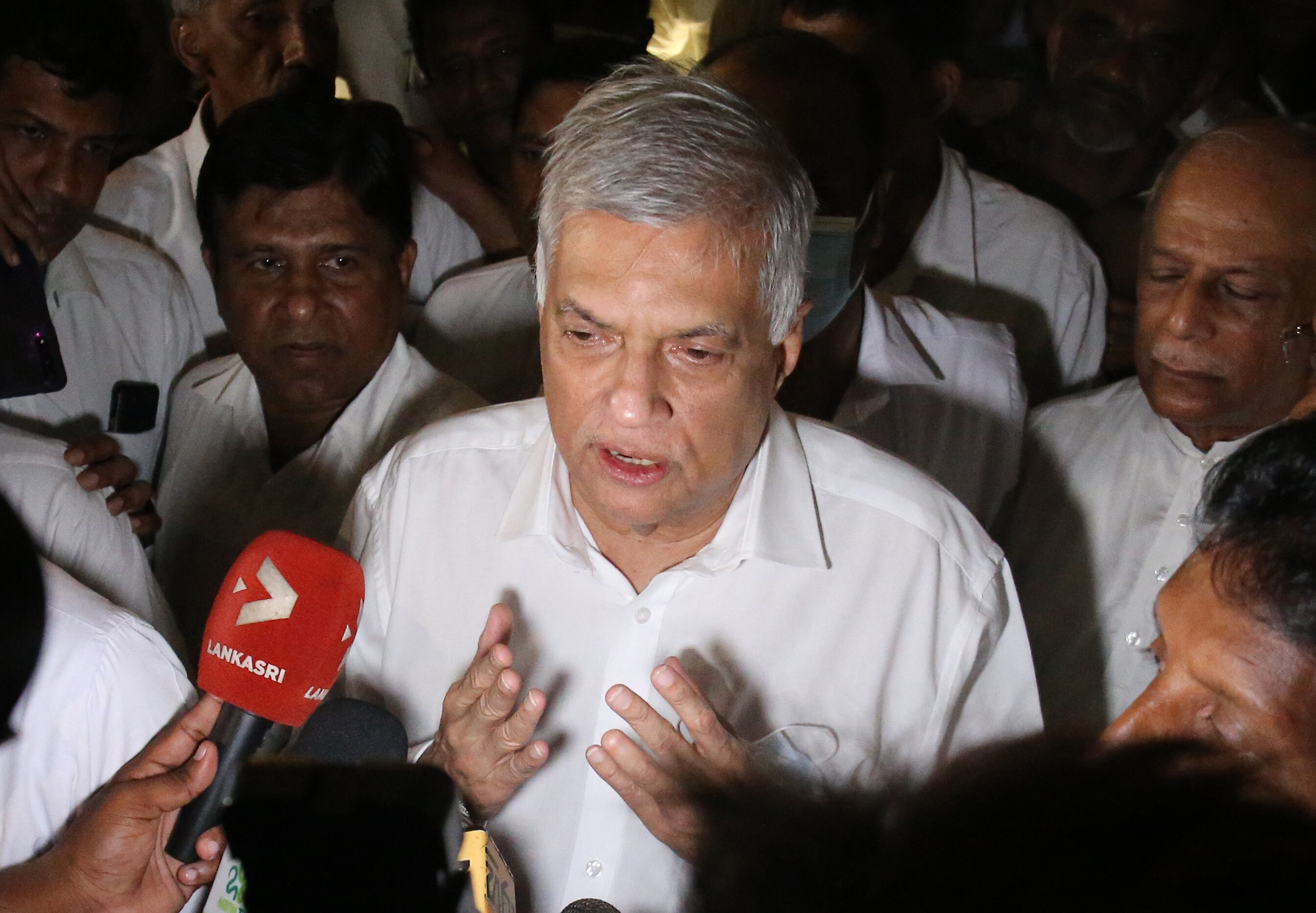 Ranil Wickremesinghe, quien fue elegido como el nuevo presidente de Sri Lanka, atiende a los medios de comunicación. (Photo by Pradeep Dambarage/NurPhoto via Getty Images)