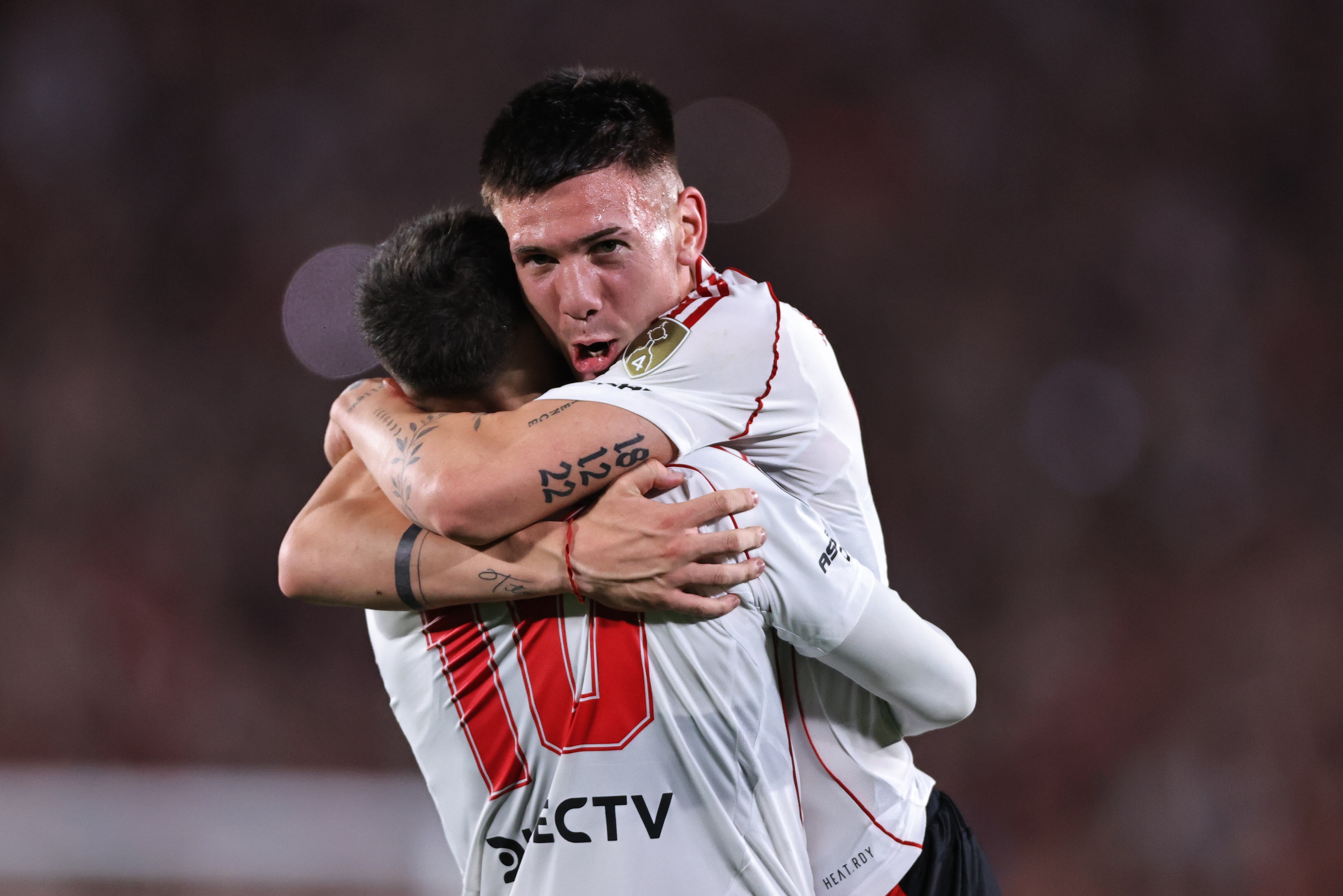 AMDEP7839. BUENOS AIRES (ARGENTINA), 24/09/2024.- Manuel Lanzini (i) y Franco Mastantuono de River celebran su victoria este martes, al final del partido de vuelta de los cuartos de final de la Copa Libertadores entre River Plate y Colo Colo en el estadio Más Monumental en Buenos Aires (Argentina). EFE/ Juan Ignacio Roncoroni