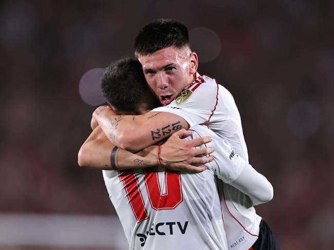 AMDEP7839. BUENOS AIRES (ARGENTINA), 24/09/2024.- Manuel Lanzini (i) y Franco Mastantuono de River celebran su victoria este martes, al final del partido de vuelta de los cuartos de final de la Copa Libertadores entre River Plate y Colo Colo en el estadio Más Monumental en Buenos Aires (Argentina). EFE/ Juan Ignacio Roncoroni