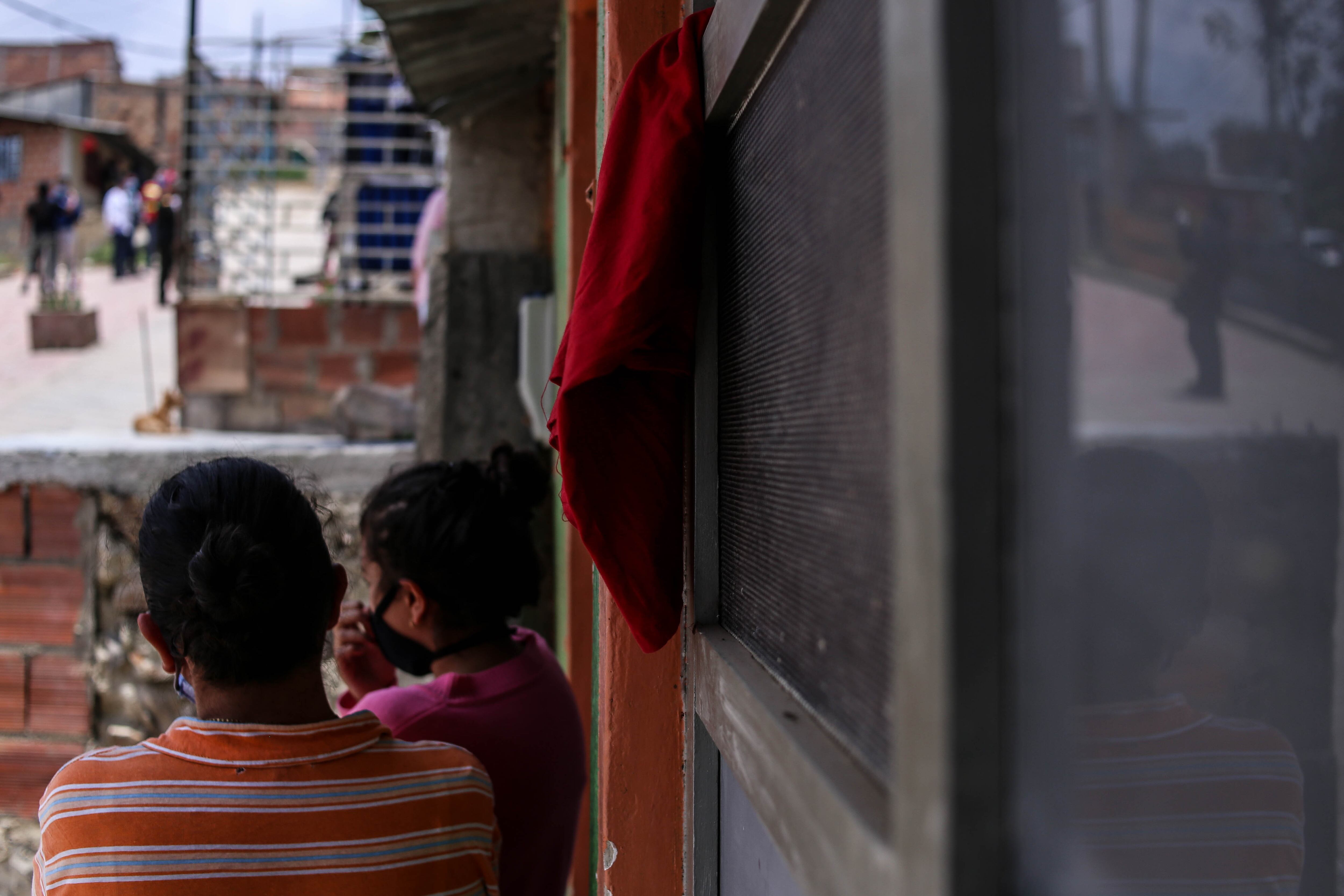 Soacha. Abril 15 de 2020. Alcaldia de Soacha brinda ayudas a la población vulnerable del municipio que tienen trapos rojos en puertas y ventanas de sus hogares. (Colprensa - Camila Díaz)