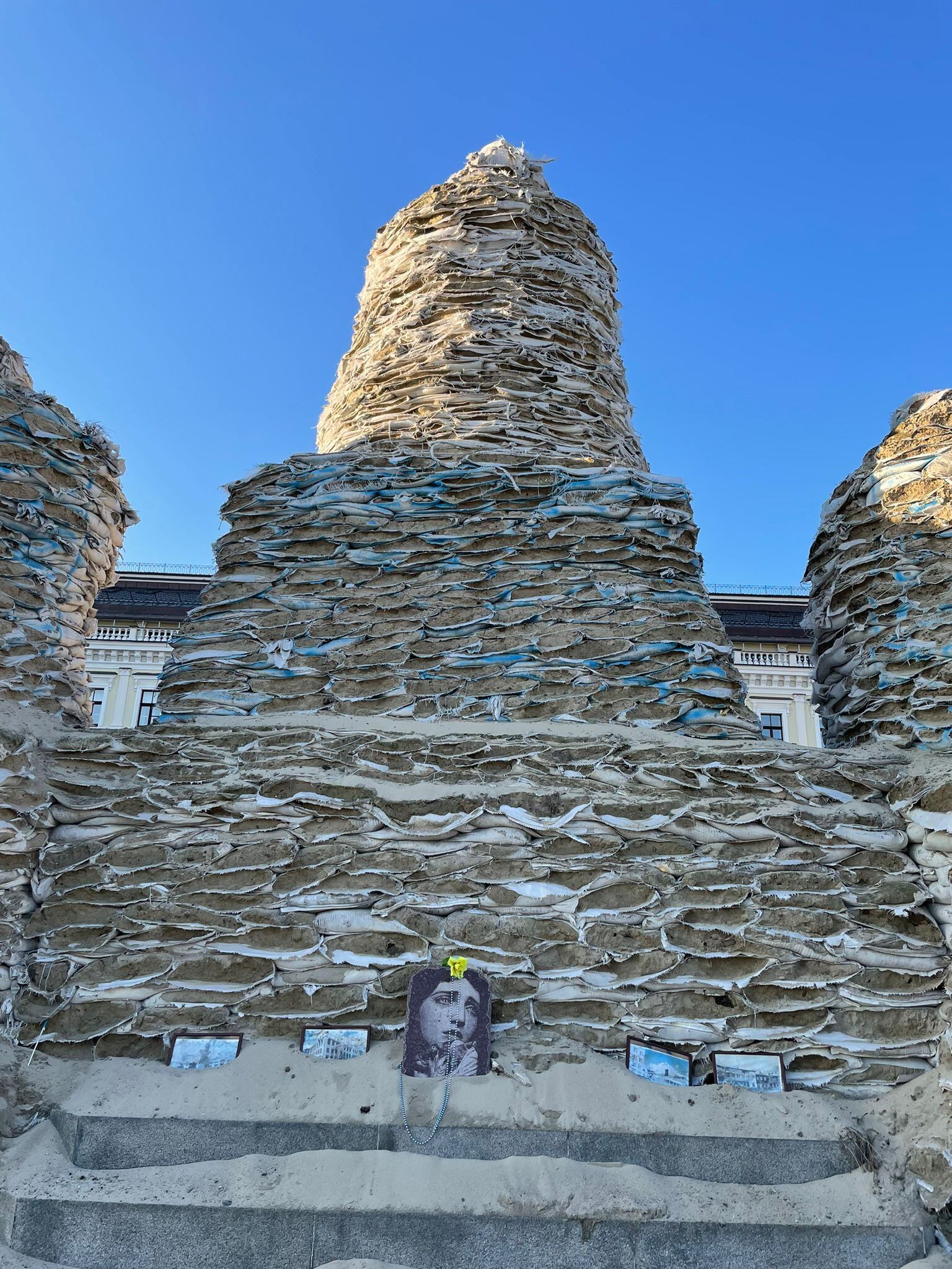 Kiev protege sus monumentos con sacos de arena, pensadores, artistas y fundadores de la nación.