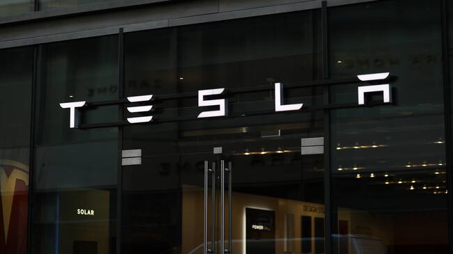 HAMBURG, GERMANY - NOVEMBER 13: A general view of the Tesla logo on November 13, 2020 in Hamburg, Germany. (Photo by Jeremy Moeller/Getty Images)