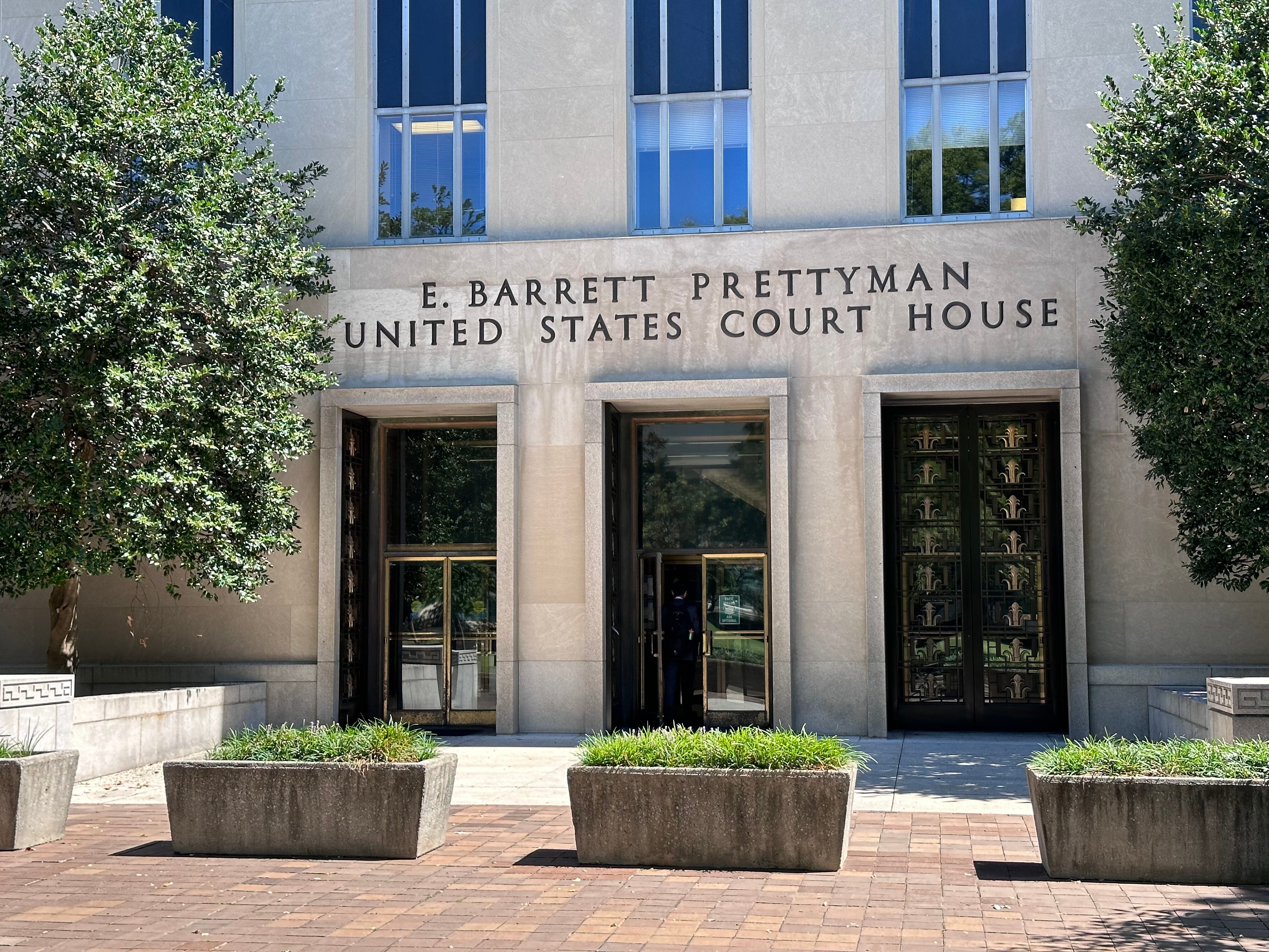 Fachada del edificio E. Barrett Prettyman del Tribunal Federal, donde se celebró el juicio contra un cabecilla de los Proud Boys, en Washington (EE.UU). Uno de los cabecillas del grupo ultraderechista estadounidense Proud Boys, Joseph Biggs, fue condenado este jueves a 17 años de cárcel por la conspiración para intentar mantener al expresidente Donald Trump (2017-2021) en el poder. EFE/Octavio Guzmán