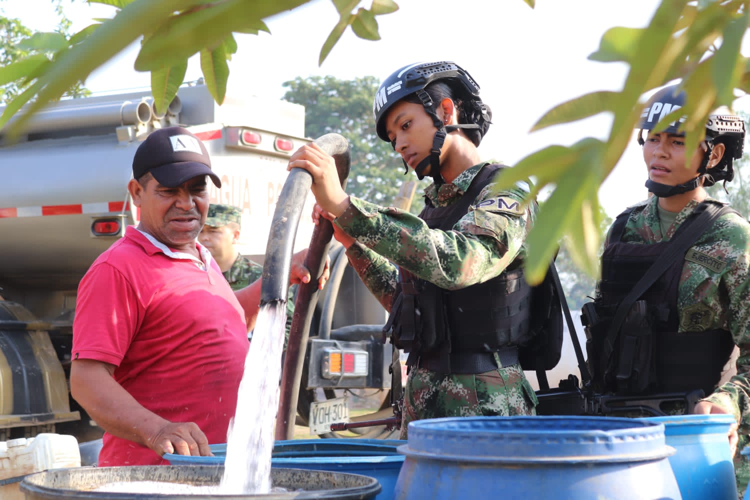 Ejército suministró más de 150.000 litros de agua a comunidades de Córdoba y Antioquia. Foto: prensa Ejército Nacional.