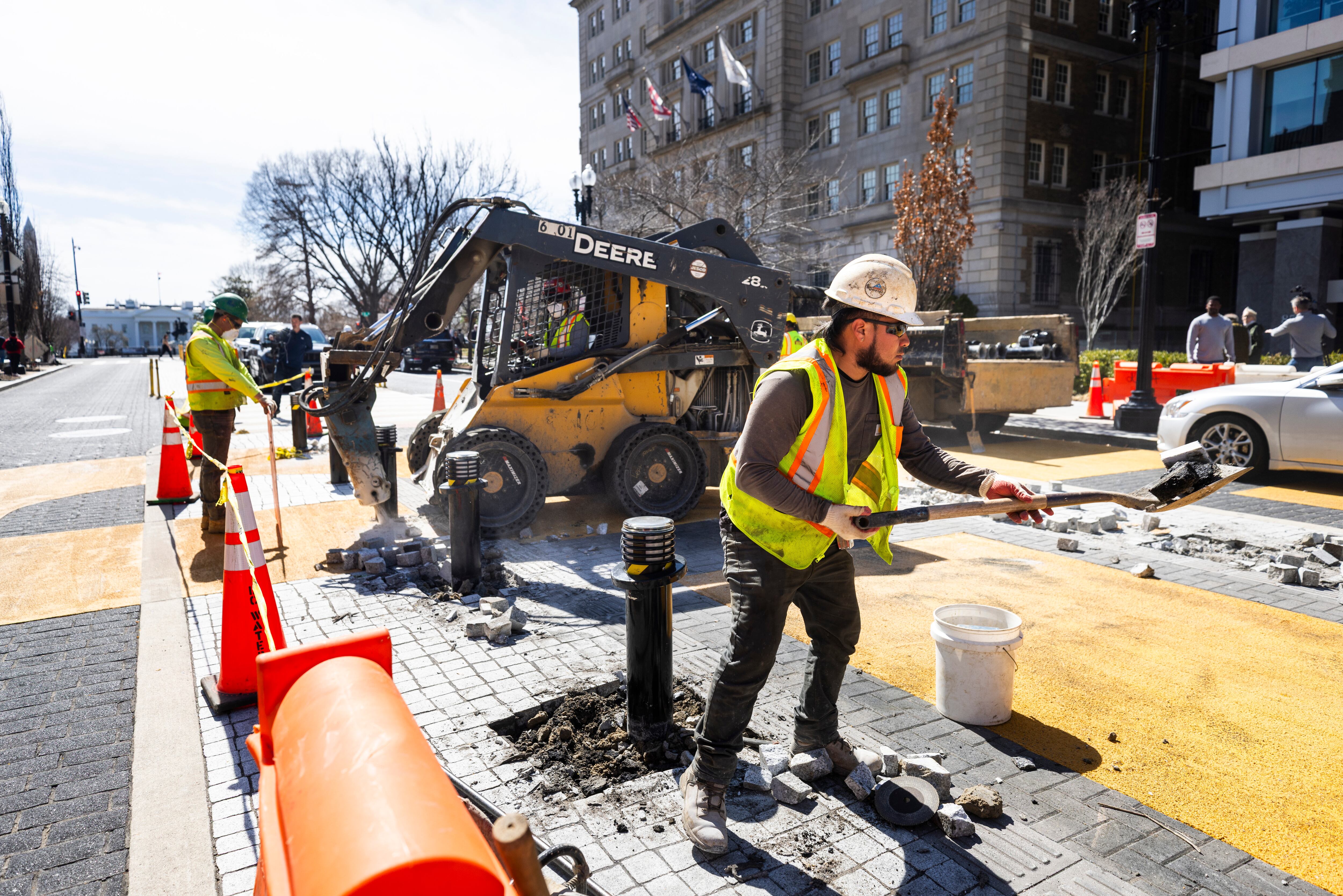 Obreros del Distrito de Columbia iniciaran las obras para eliminar el mural de 'Black Lives Matter'. FOTO: EFE/EPA/JIM LO SCALZO