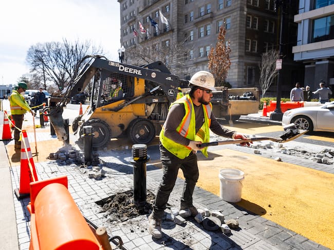 Obreros del Distrito de Columbia iniciaran las obras para eliminar el mural de 'Black Lives Matter'. FOTO: EFE/EPA/JIM LO SCALZO
