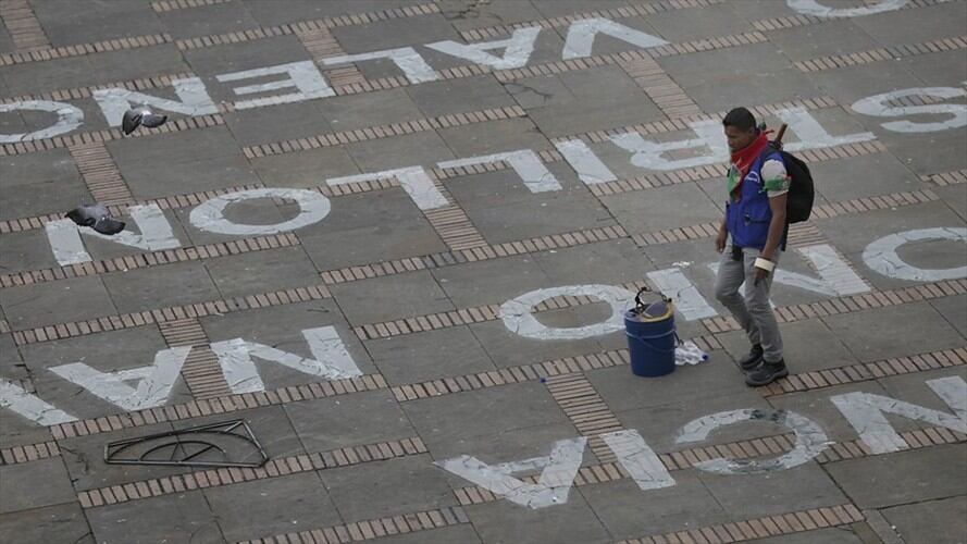 Así se llevó a cabo la intervención de Doris Salcedo en la Plaza de Bolívar en memoria de los líderes sociales, titulada “Quebrantos”. Foto: Colprensa