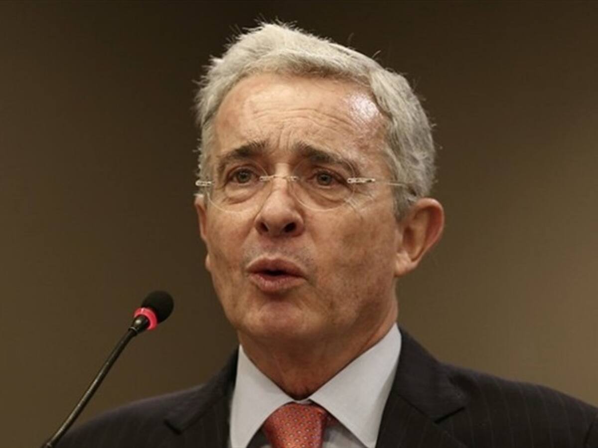 Álvaro Uribe ya entregó su carta de renuncia al presidente del Congreso