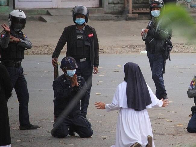 Monja se enfrentó al Ejército en Myanmar y logró salvar la vida de al menos 100 jóvenes