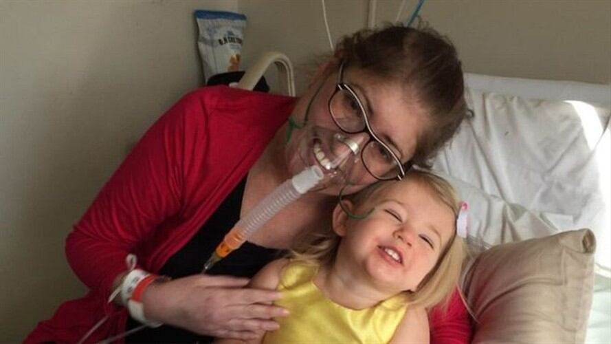 Melissa Beniot con su hija en el hospital.. Foto: BBC Mundo