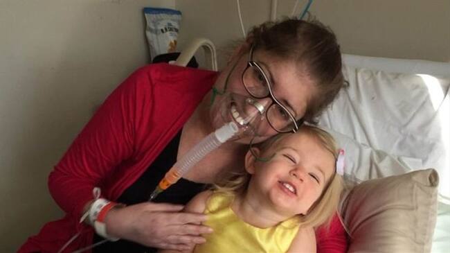 Melissa Beniot con su hija en el hospital.. Foto: BBC Mundo