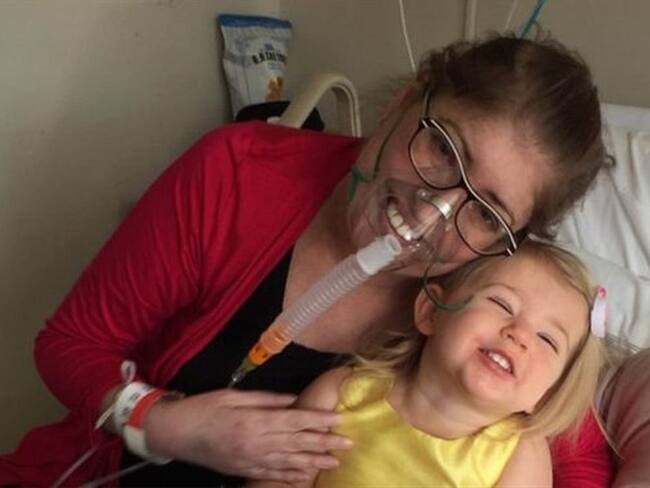 Melissa Beniot con su hija en el hospital.. Foto: BBC Mundo