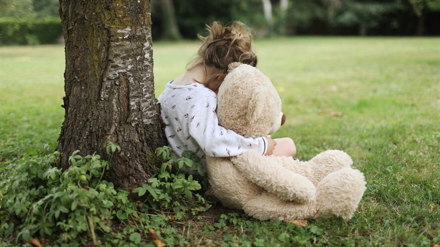 Profesora le hace un mal corte de cabello a su alumna de siete años a la fuerza. Foto: Getty Images