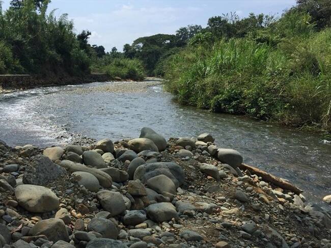 Esta decisión, sin precedentes en el departamento, fue motivada por el incumplimiento de los parámetros técnicos necesarios para desarrollar este tipo de actividades y proteger el afluente. Foto: Corporación Autónoma Regional del Valle del Cauca (CVC)