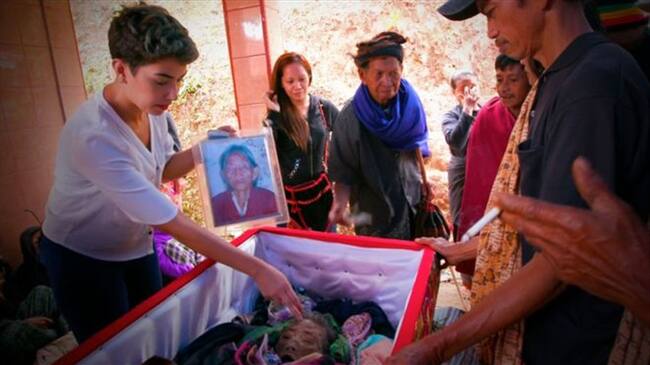 La periodista de la BBC Sahar Zand (izq.) visitó familias que mantienen a sus muertos en sus hogares durante muchos años. Esto les ayuda, aseguran, a mantener una conexión con sus seres queridos. Foto: Imágenes tomada de BBC Mundo.