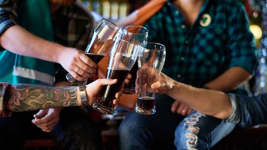 La restricción en la venta de licor en bares y restaurantes al público será desde las 2:00 p.m., de este viernes, hasta las 5:00 a.m., del sábado 14 de noviembre. Foto: Getty Images / MEDIAPHOTOS