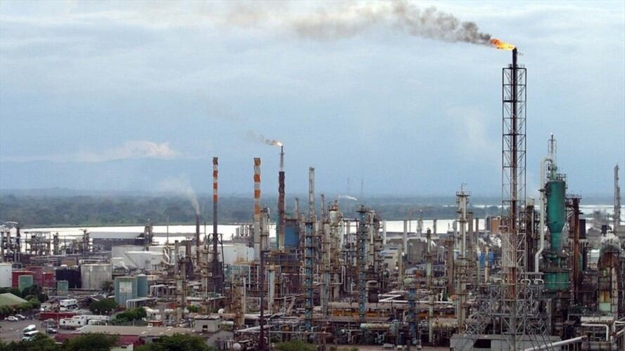 Ecopetrol centrará la inversión de 777 millones de dólares en mejorar la calidad de los combustibles, en la protección del agua y en la reducción de emisiones. Foto: Colprensa / Refinería de Barrancabermeja
