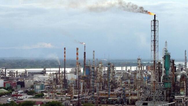 Ecopetrol centrará la inversión de 777 millones de dólares en mejorar la calidad de los combustibles, en la protección del agua y en la reducción de emisiones. Foto: Colprensa / Refinería de Barrancabermeja
