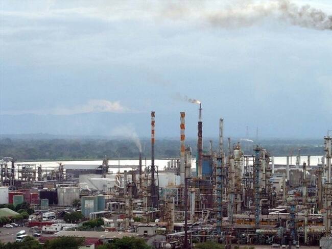 Ecopetrol centrará la inversión de 777 millones de dólares en mejorar la calidad de los combustibles, en la protección del agua y en la reducción de emisiones. Foto: Colprensa / Refinería de Barrancabermeja