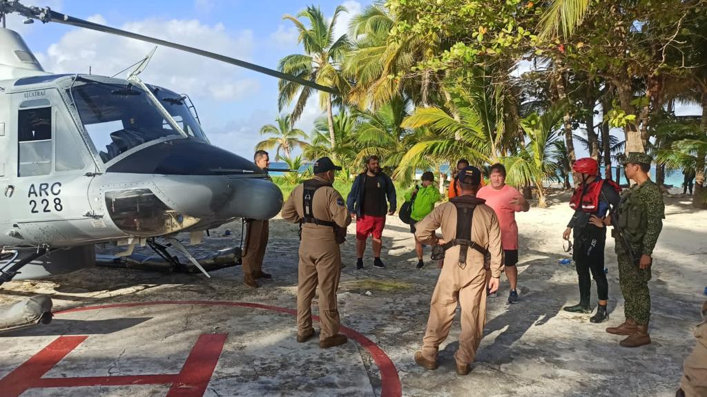 Rescatan a 4 extranjeros varados en aguas de San Andrés. Foto: Cortesía Armada Nacional