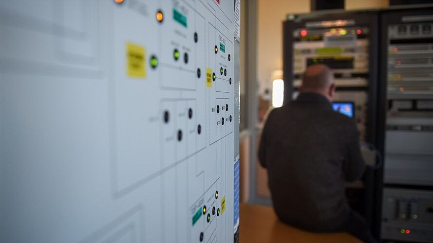 La Fiscalía adelantó diligencias de allanamiento y registro a las sedes de nueve emisoras en Cali que no contaban con el permiso de funcionamiento. Foto: Getty Images