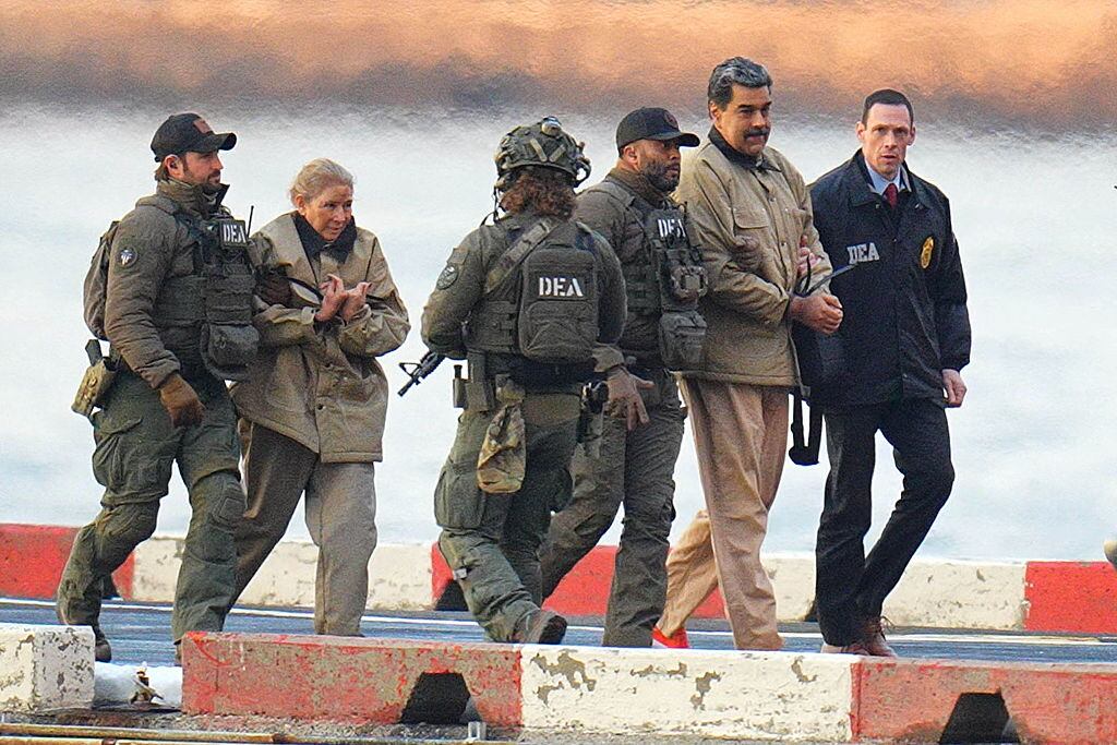 Nicolás Maduro y Cilia Flores son escoltados por agentes de la DEA en un helipuerto de Manhattan, Nueva York. FOTO: XNY/Star Max/GC Images
