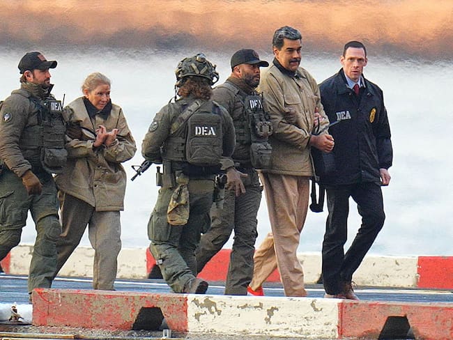 Nicolás Maduro y Cilia Flores son escoltados por agentes de la DEA en un helipuerto de Manhattan, Nueva York. FOTO: XNY/Star Max/GC Images