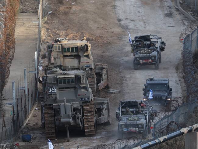 Majdal Shams (Israel), 09/12/2024.- Tropas israelíes en la frontera con Siria cerca de la aldea drusa de Majdal Shams, en los Altos del Golán anexionados por Israel. EFE/EPA/ABIR SULTAN