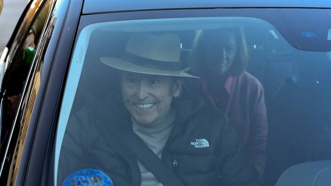 MADRID, 27/12/2024.- Raphael, en un automóvil tras haber recibido este viernes el alta hospitalaria tras diez ingresado en el Hospital Doce de Octubre por un aparente accidente cerebrovascular durante su participación en un programa de televisión que en realidad se debió a un linfoma cerebral primario que se le ha diagnosticado. EFE/ Fernando Villar