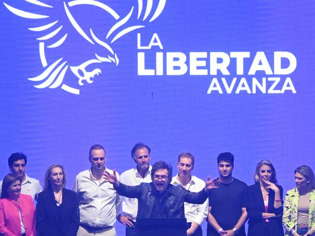El presidente de Argentina, Javier Milei, habla durante el cierre de campaña del partido La Libertad Avanza en Rosario, el 23 de octubre de 2025. FOTO: EFE