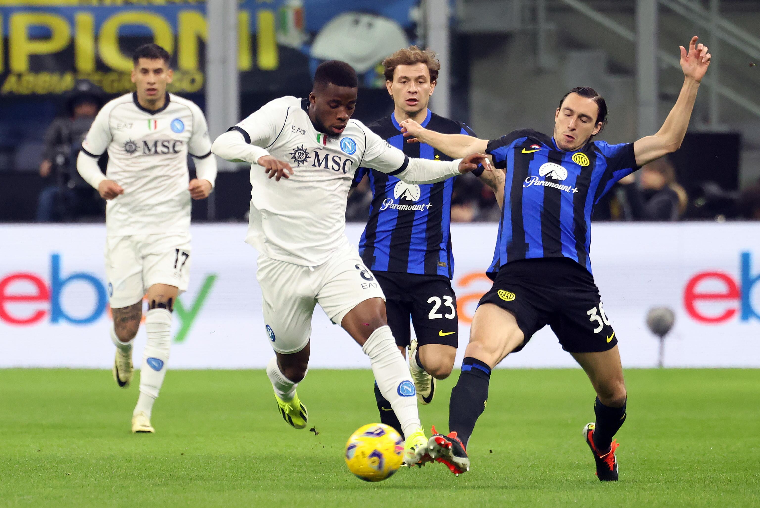 Milan (Italy), 17/03/2024.- Napoli's Hamed Traore (L) in action against Inter Milan's Matteo Darmian during the Italian Serie A soccer match between FC Inter and SSC Napoli, in Milan, Italy, 17 March 2024. (Italia) EFE/EPA/MATTEO BAZZI
