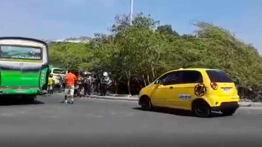 El conductor de un taxi de placas WGN 998 intentó arrollar a dos agentes del Departamento de Tránsito y Transporte de Cartagena. Foto: Captura de video