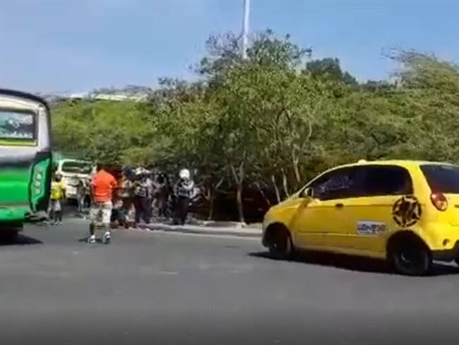 El conductor de un taxi de placas WGN 998 intentó arrollar a dos agentes del Departamento de Tránsito y Transporte de Cartagena. Foto: Captura de video