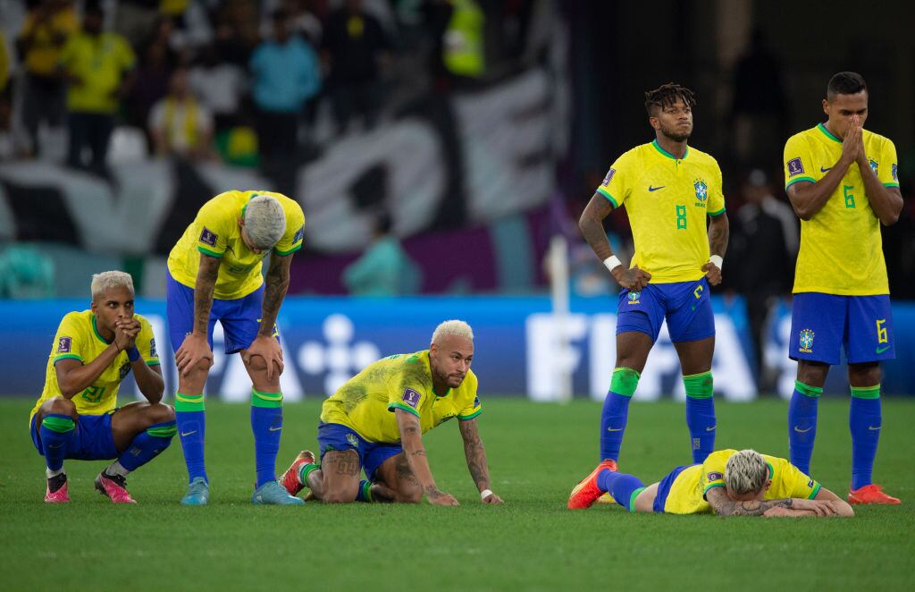 AL RAYYAN, QATAR - DECEMBER 09: (From l-r) Rodrygo, Pedro, Neymar, Antony, Fred and Alex Sandro of Brazil look dejected following the FIFA World Cup Qatar 2022 quarter final match between Croatia and Brazil at Education City Stadium on December 9, 2022 in Al Rayyan, Qatar. (Photo by Visionhaus/Getty Images)