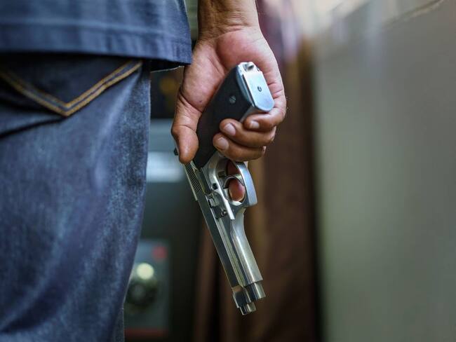 Imagen de referencia de comerciante con arma. Foto: Getty Images. / Natnan Srisuwan