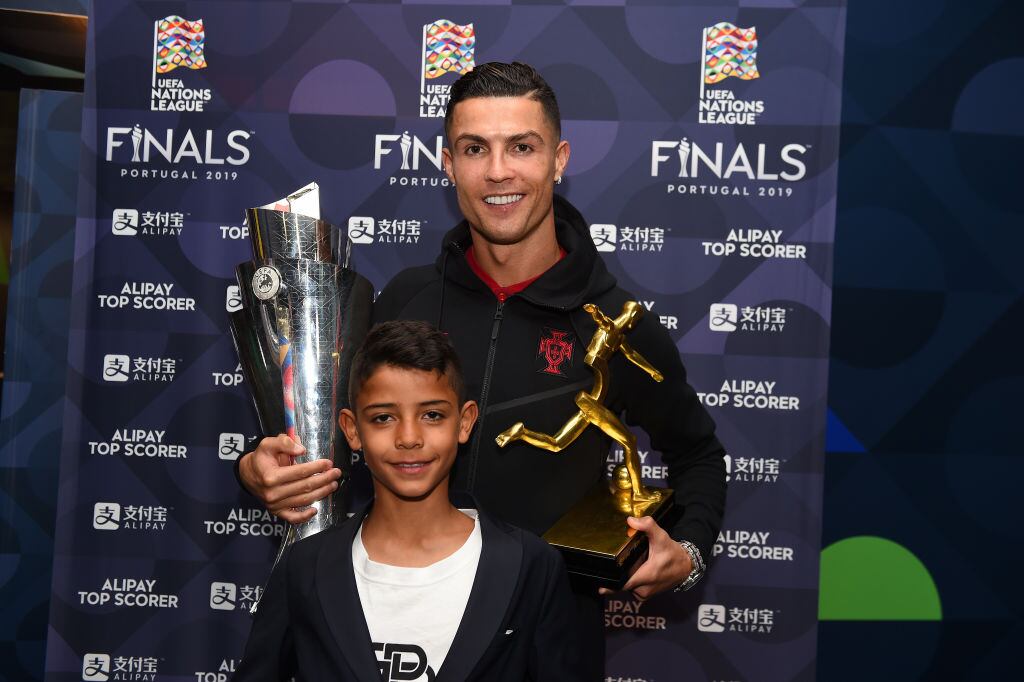 Cristiano Ronaldo junto a su hijo (Photo by Denis Doyle - UEFA/UEFA via Getty Images)