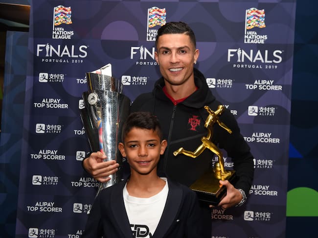 Cristiano Ronaldo junto a su hijo (Photo by Denis Doyle - UEFA/UEFA via Getty Images)