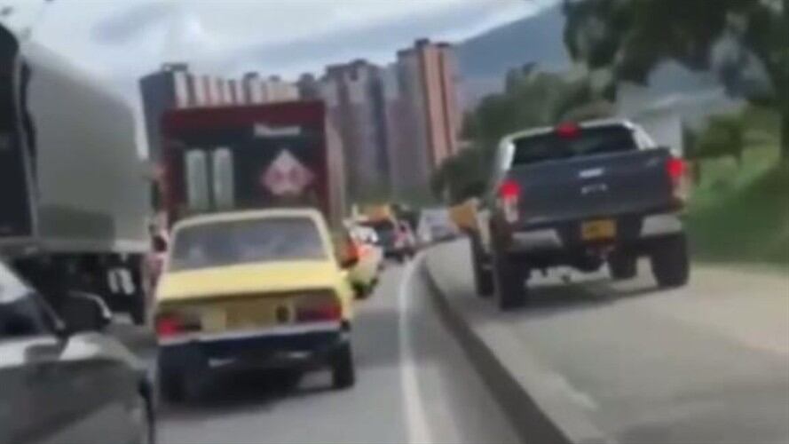 Buscan al conductor que invadió una ciclo ruta en Bello, Antioquia. Foto: Captura de video en redes sociales