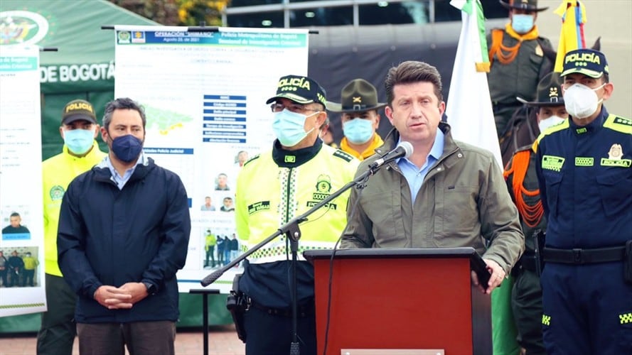 El ministro de Defensa y el director de la Policía explicaron que esta disminución se dio gracias a la activación de los 1.500 policías para recuperar la seguridad de Bogotá.. Foto: Twitter: @DirectorPolicia