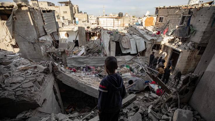 Gaza, 12/02/2024.- Un niño observa una zona destruida tras un ataque aéreo israelí contra el campo de refugiados de Rafah, en el sur de la Franja de Gaza, este lunes. Según el Ministerio de Salud palestino, más Más de 60 personas han muerto y más de 230 han resultado heridas en los ataques aéreos llevados a cabo por el ejército israelí.EFE/HAITHAM IMAD