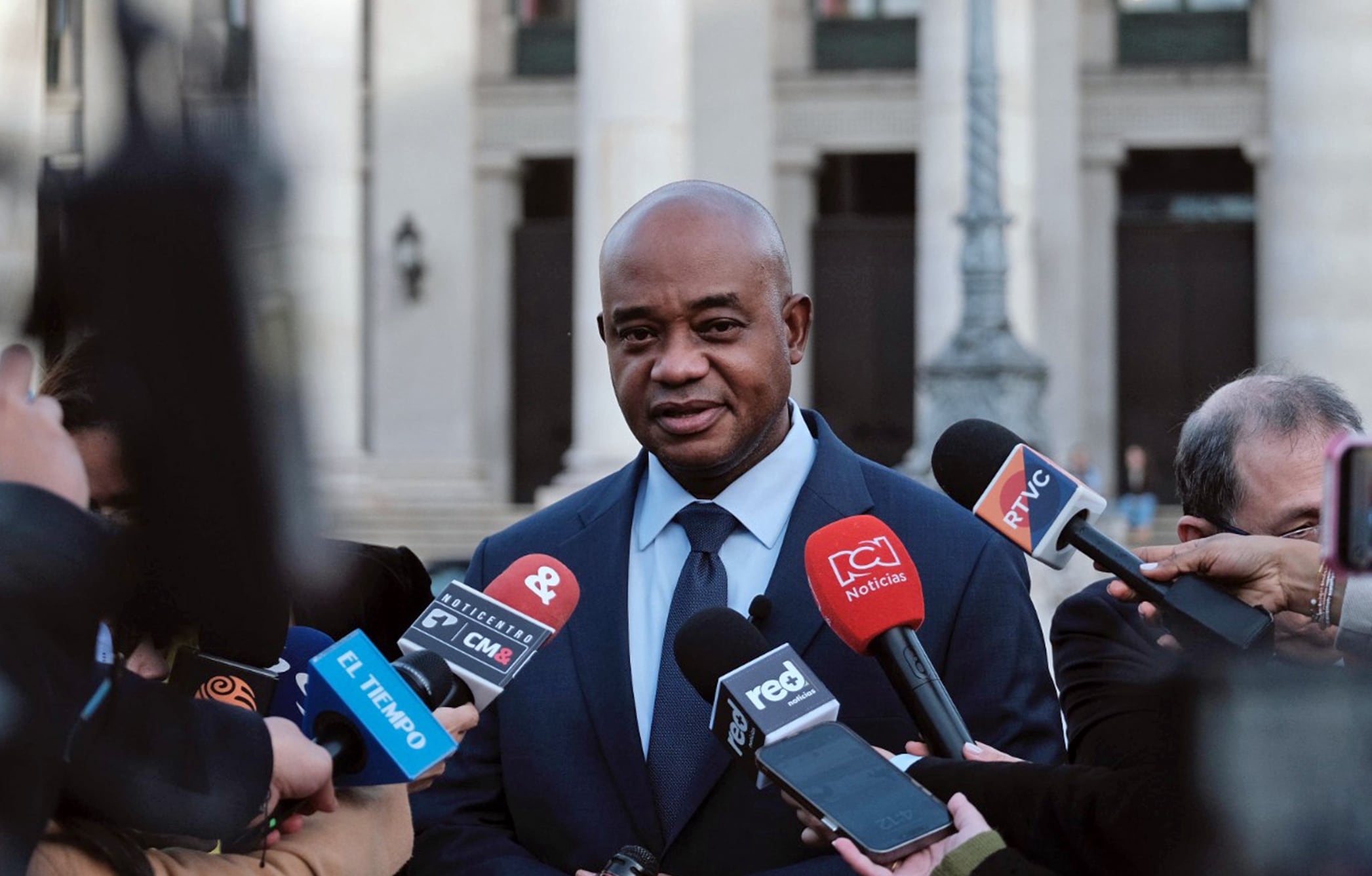 Fotografía cedida por presidencia de Colombia del canciller (e) Luis Gilberto Murillo a la salida de la Conferencia de Seguridad en Múnich (Alemania). EFE/ Andrea Puentes/Presidencia de Colombia