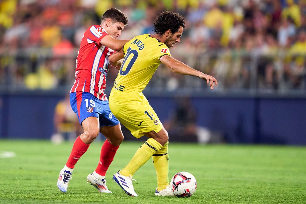 Julián Álvarez y Dani Parejo. (Photo by Manuel Queimadelos/Quality Sport Images/Getty Images)