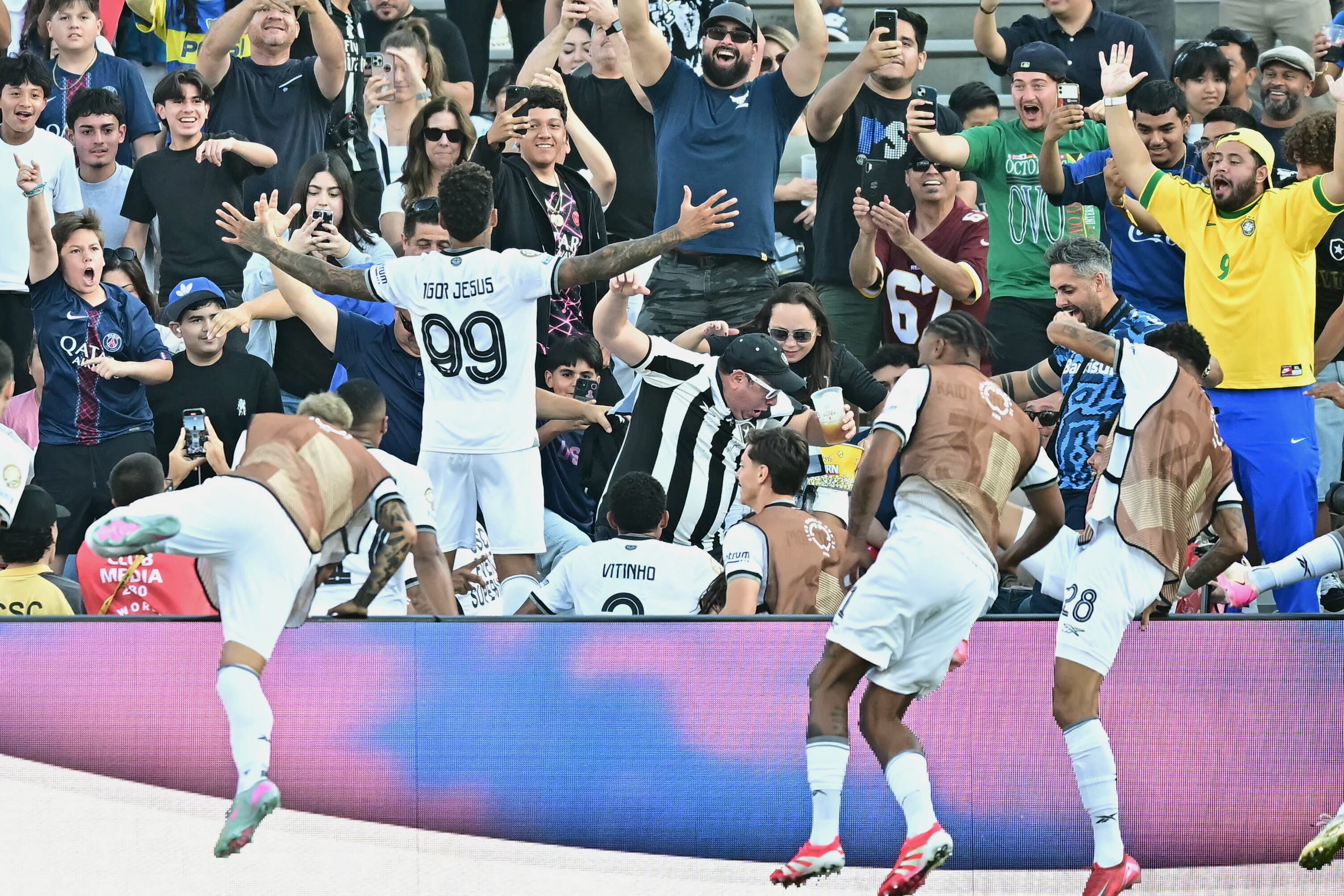 Igor Jesus celebra su gol al PSG. Foto: Frederic J. Brown via Getty Images.
