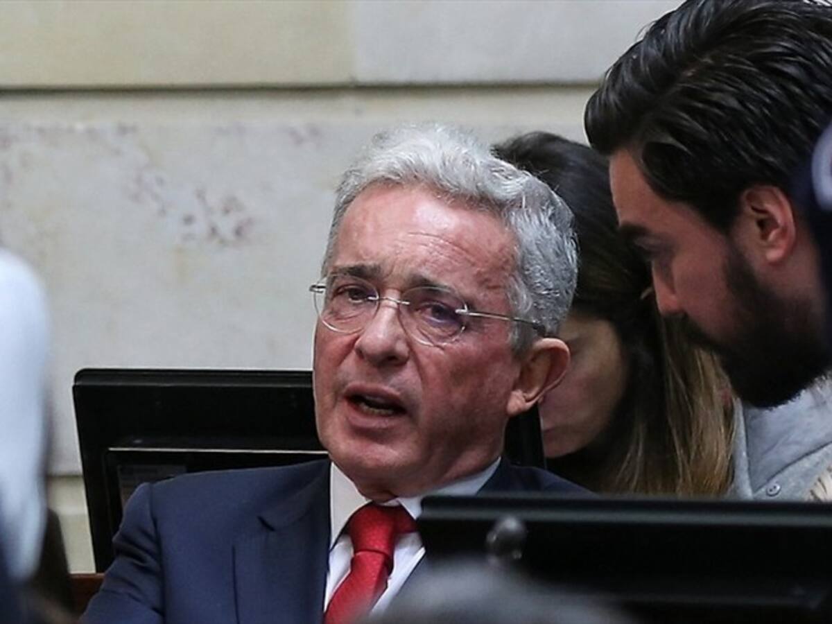 Twitter eliminó trino de Uribe donde apoyó el uso de armas de la fuerza pública en marchas