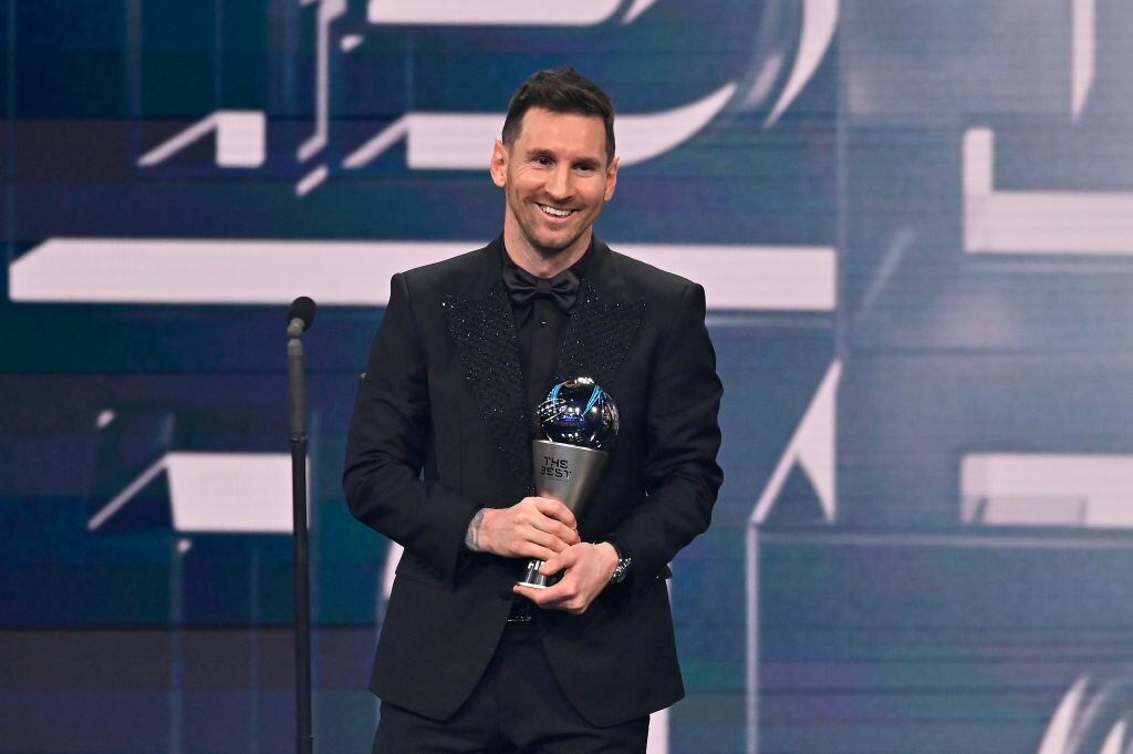 Messi con el premio The Best. Febrero de 2023. Foto: Aurelien Meunier/Getty Images.